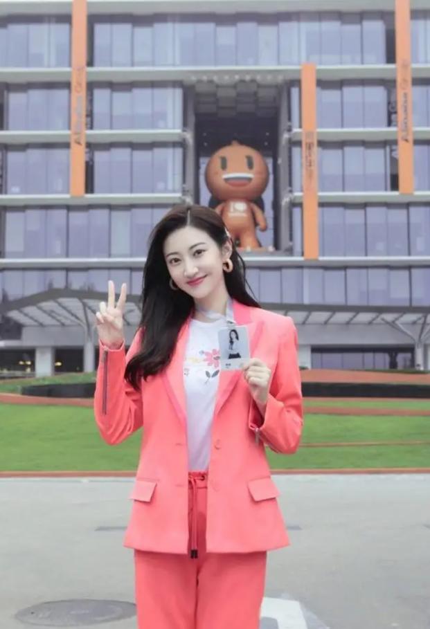 景甜机场私服照满屏都是高级感,人间富贵花景甜白衣