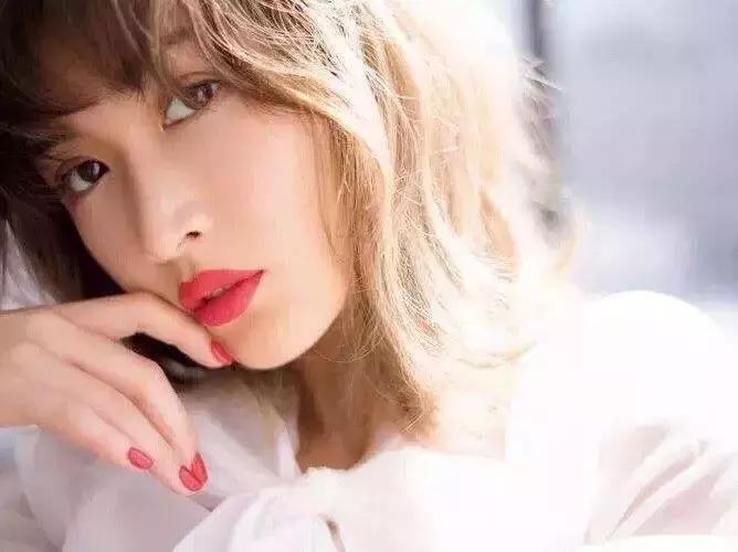 日系网红鼻祖｜有颜有钱，会投胎也是门技术