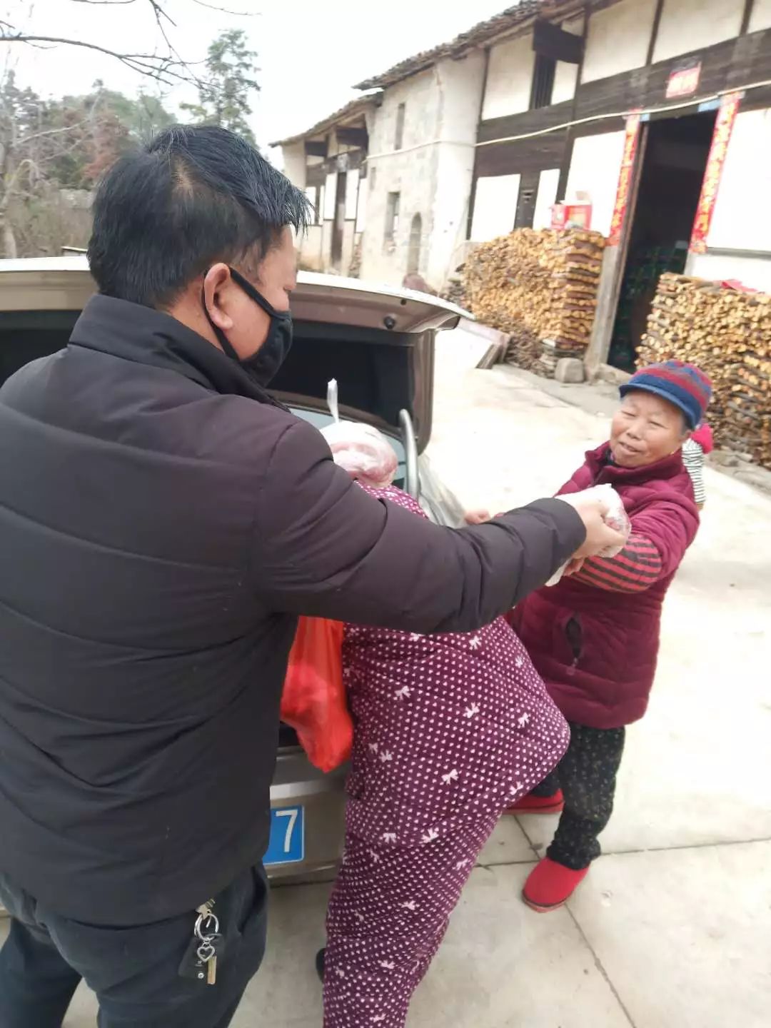 扶贫村抗疫,抗疫路上扶贫忙