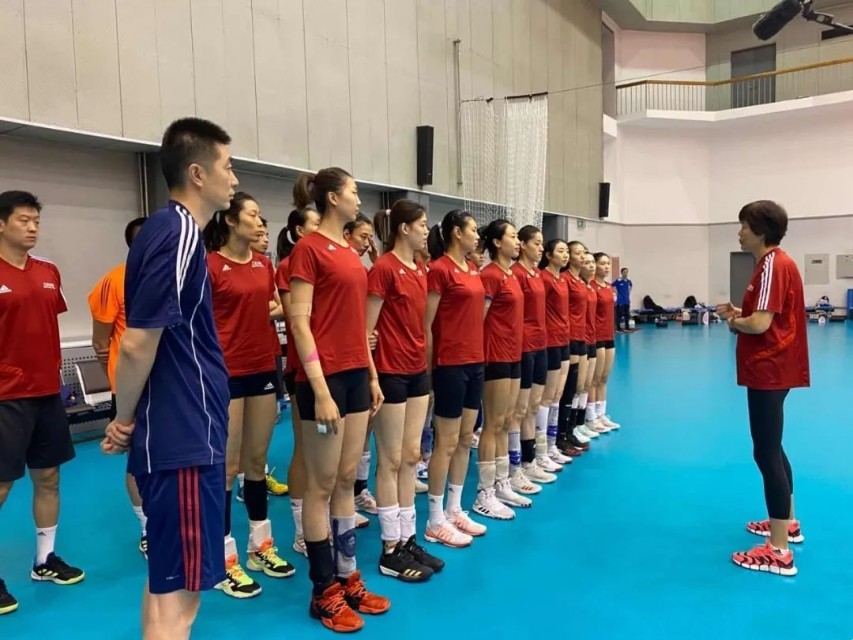 从踢足球，到头球赛，倒钩传球，头球攻门，女排姑娘玩嗨了