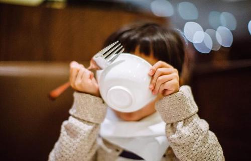 一直给孩子喂饭,怎么引导孩子自主进食
