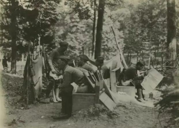 越战美军的生理难题：走出基地就挨越共黑枪，无奈特设烧屎官