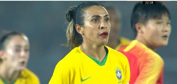 玛塔涂口红比赛女足锋霸却胶布遮纹身！压抑天性真能让球技提升？