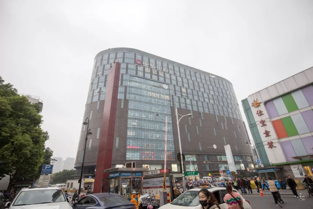 四季青男士毛衣大甩卖宽松轻薄,四季青女装清仓特价毛衣白色