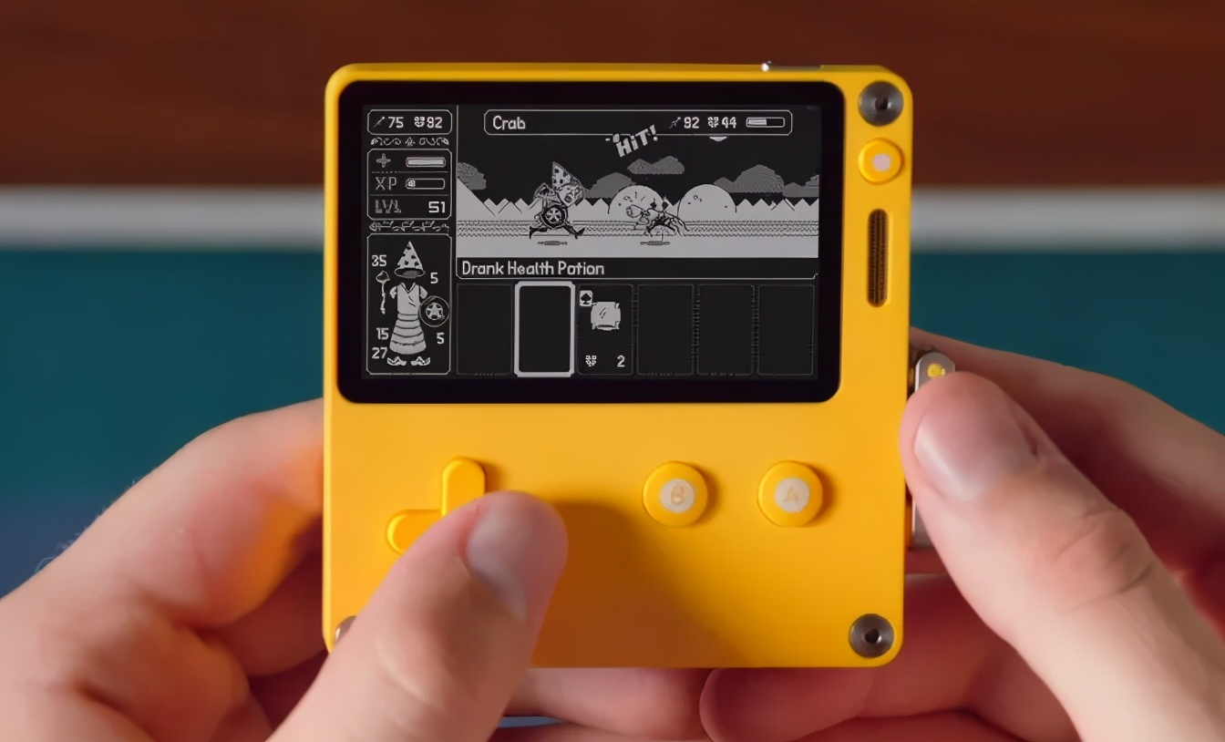 《大鹅模拟器》开发商做的那款“转笔刀掌机”，马上就要面世了