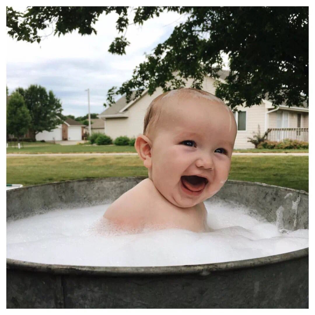 宝宝突然一洗澡就哭是怎么回事,宝宝洗澡哭得可伤心了