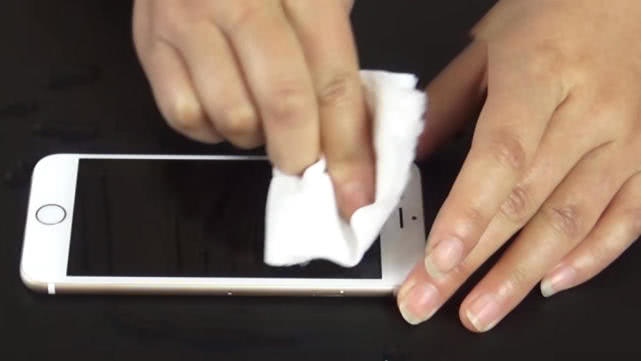 如果手机一不小心掉水里怎么办,小妙招手机掉水里了正确处理方法