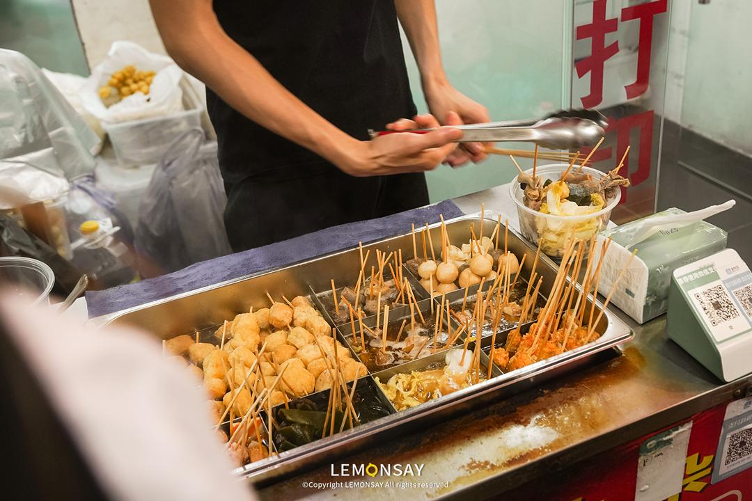 藏在水库的“阿姨街”,人均20块胖成猪