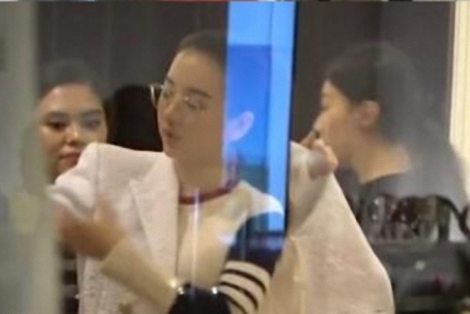 方媛穿白衬衫配黑伞裙,方媛穿修身裙秀辣妈身材