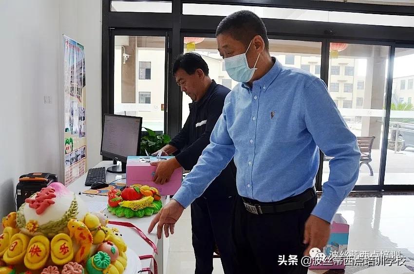 陈红林校长重阳节前夕为东方颐养中心的老人送去福寿花饽饽