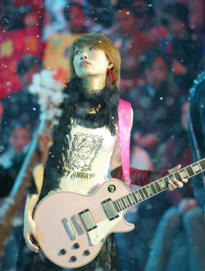 她23岁一曲成名，提携杨坤红过那英，两次被情所伤，39岁跳楼自杀