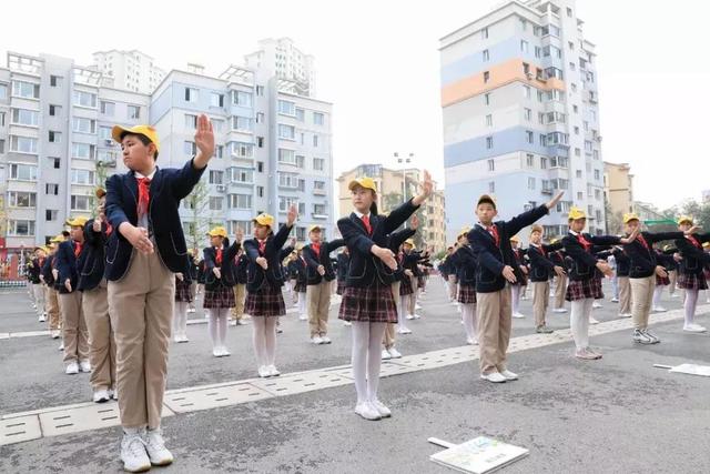 以行动践行初心用担当诠释使命,以行动践初心以实干显担当