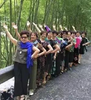 爸妈的拍照技术差距有多大,爸妈一起拍照姿势