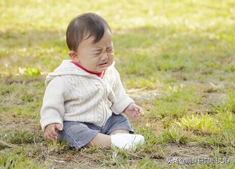 宝宝意外摔下来怎么安慰,宝宝跌落