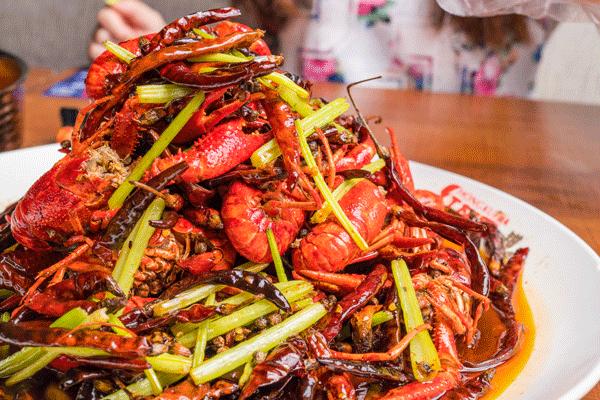 爆排4年の魔都网红大佬,凭①份「冬阴功小龙虾」杀入泰料圈