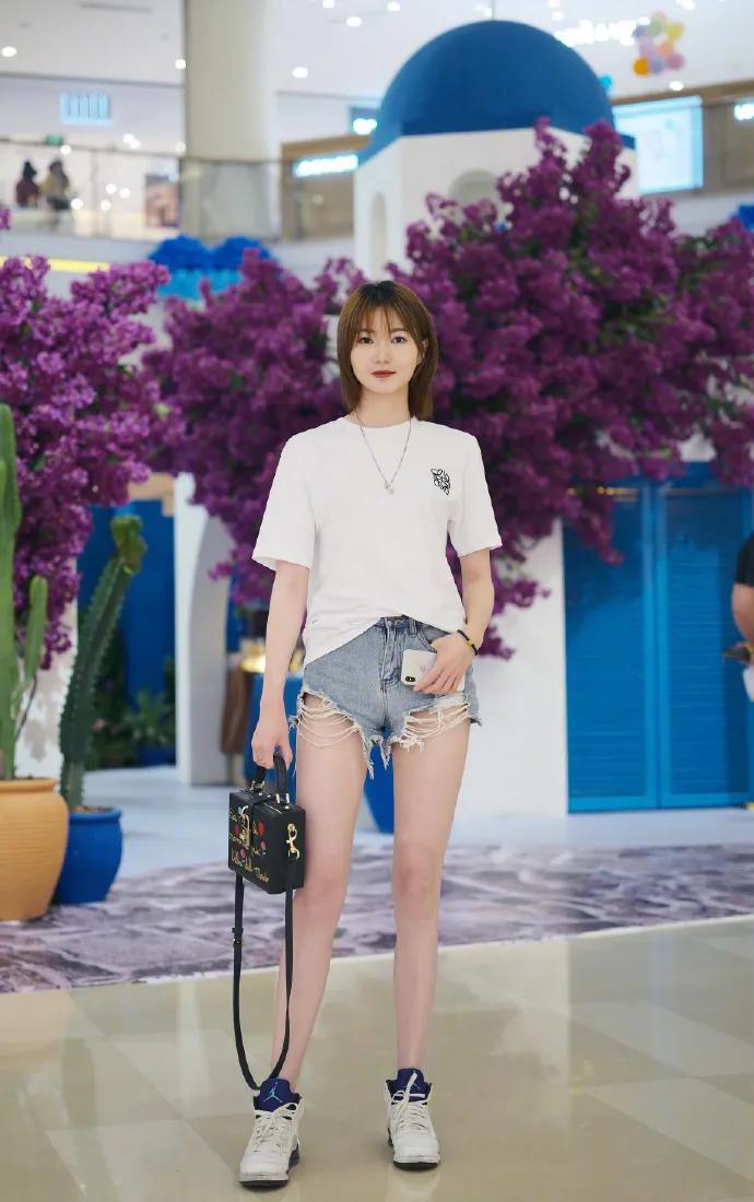 lv软盒子包穿搭,街拍lv新款包