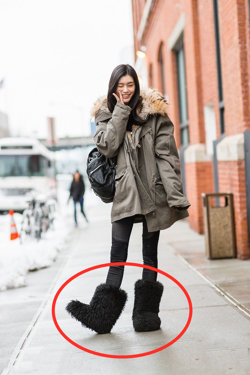 关晓彤穿粉红色羽绒服,关晓彤穿黑羽绒服