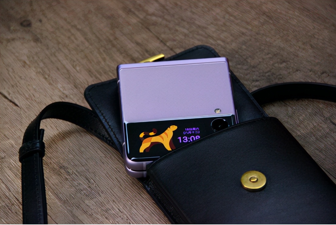 samsunggalaxyzflip35g,三星galaxyzflip4体验效果