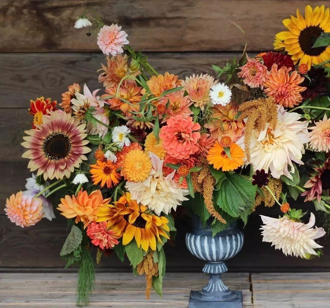 鲜花店日常换水整理花材,花要不要经常换水