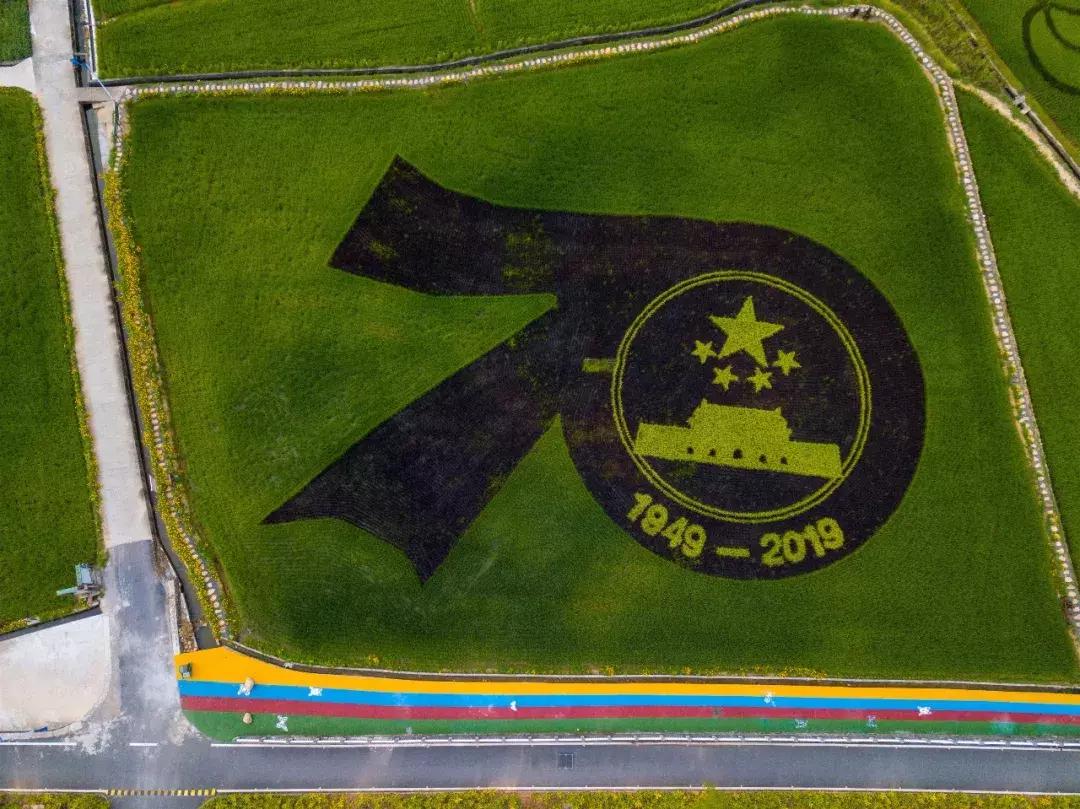 钱塘江出现巨幅画作,钱塘江大潮图片绘画