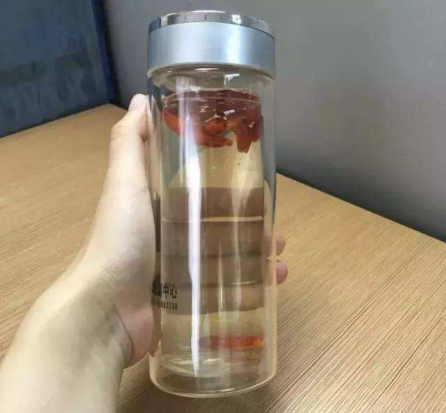 90后的保温杯里泡枸杞是什么意思,90后保温杯可以长期泡枸杞吗