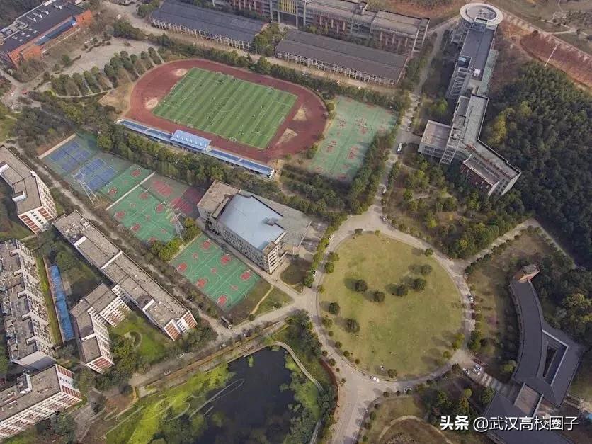 全武汉只有这所大学校门上跑火车，以前嫌弃现在却又舍不得