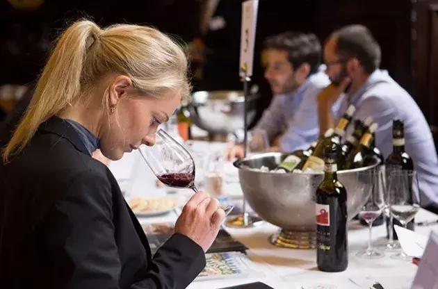 葡萄酒品鉴入门教你闻香识酒,酿造葡萄酒有酸味怎么回事