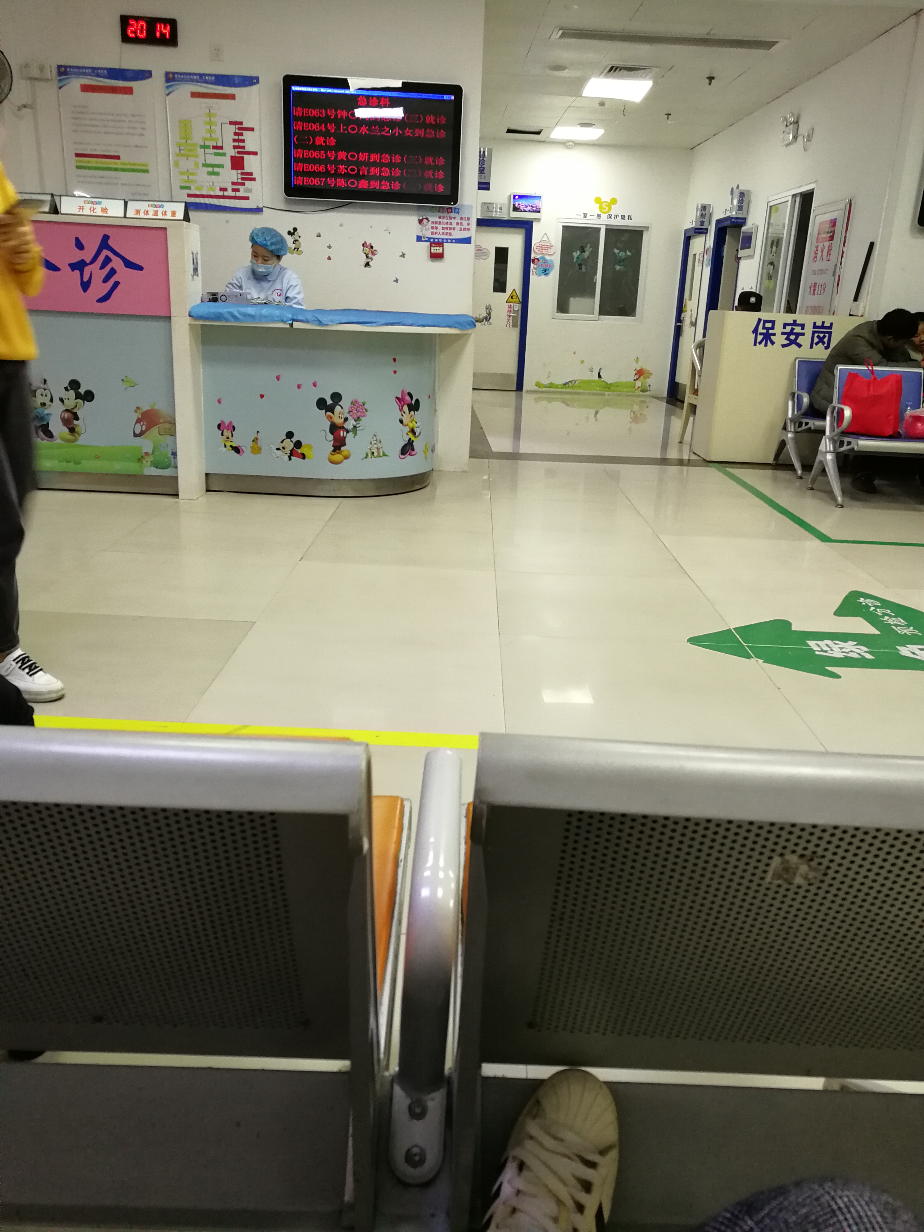 婴幼儿爱抓人怎么办,一周岁宝宝会抓人怎么正确引导