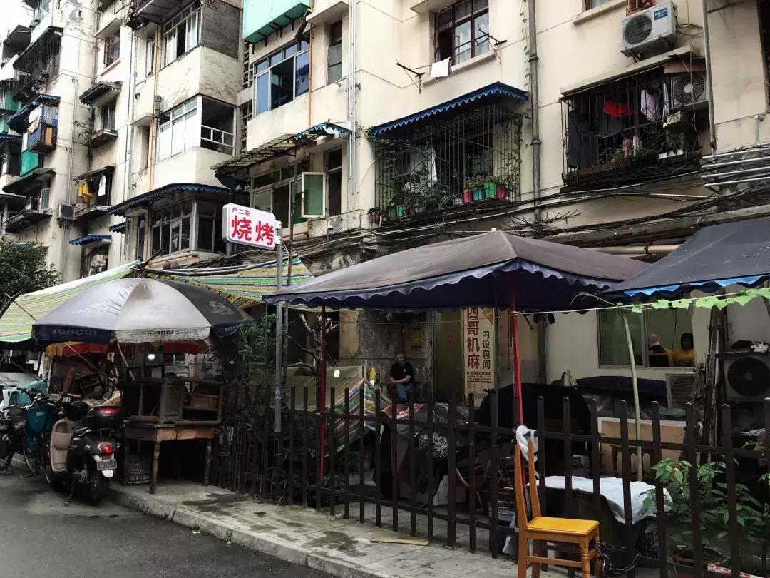 成体，一所靠“抓小偷”牢牢锁死热搜的学校