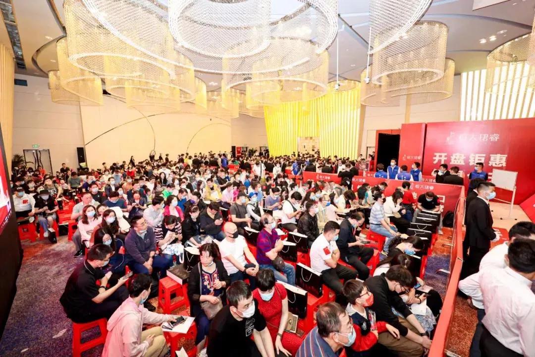 许家印不能依靠贱卖资产去还债务,许家印恒大总资产有多少个亿