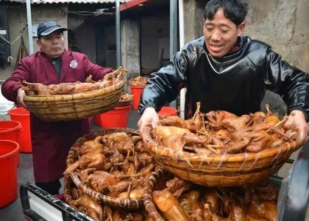 70后大妈坚持做烧鸡20年，在当地成为一绝，一天要卖800只