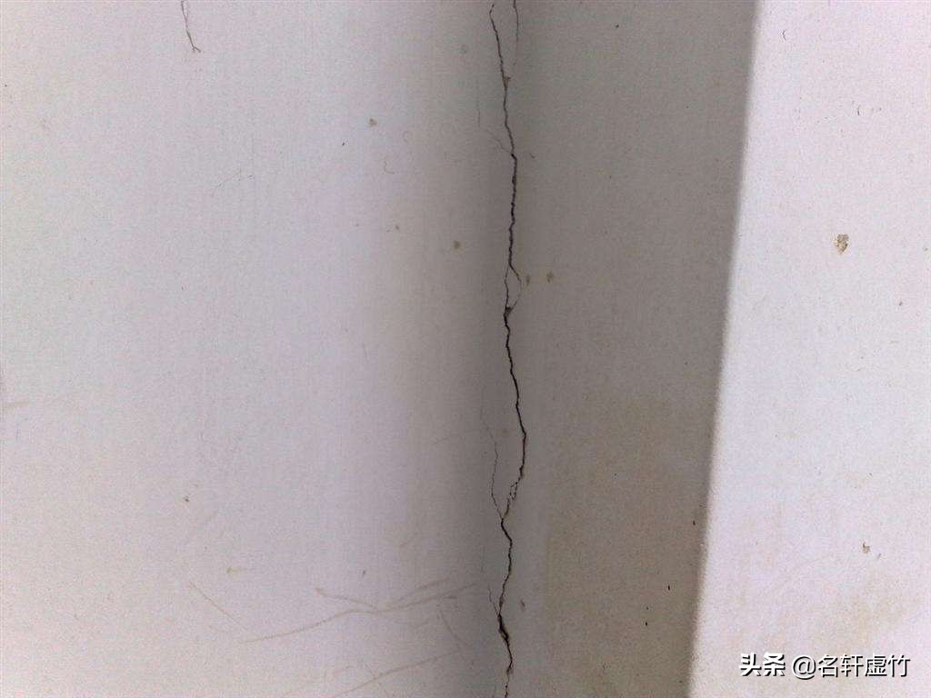 天花板墙体脱皮是什么原因,天花板发霉空鼓起皮什么原因