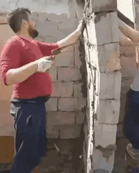 穿恨天高坐地铁的社死现场，两位男士都不忍看这次“崴脚表演”