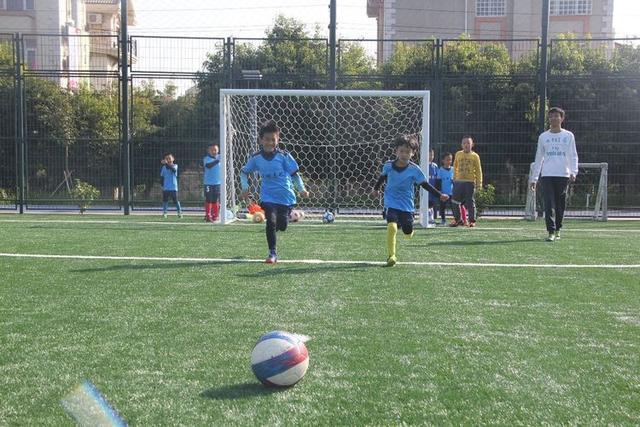 昆明青少年足球暑假培训班,昆明暑假儿童足球训练营封闭式