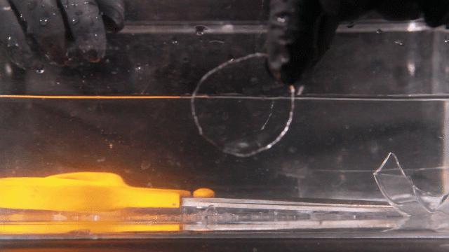 在水里剪刀可以剪玻璃是真的吗,玻璃在水里可以用剪刀剪