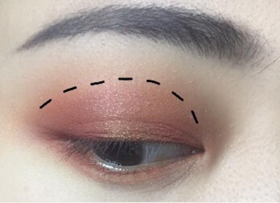 眼影教程新手画法,教画眼影适合什么眼影盘