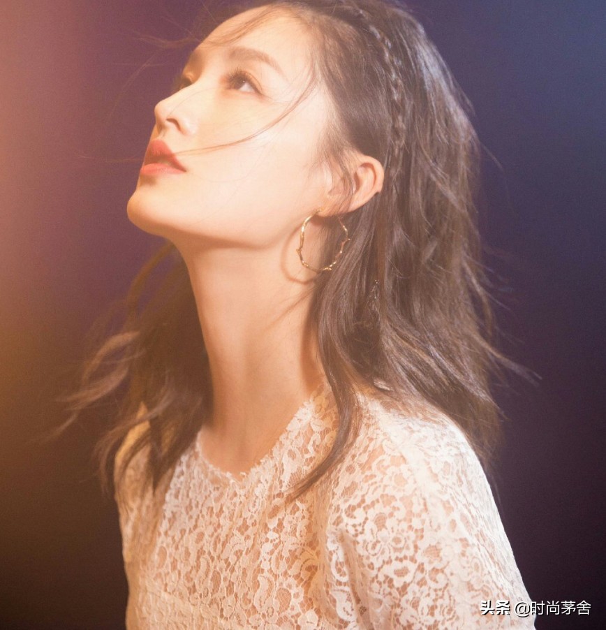 被李沁的穿搭惊呆了,李沁短裙露背裙