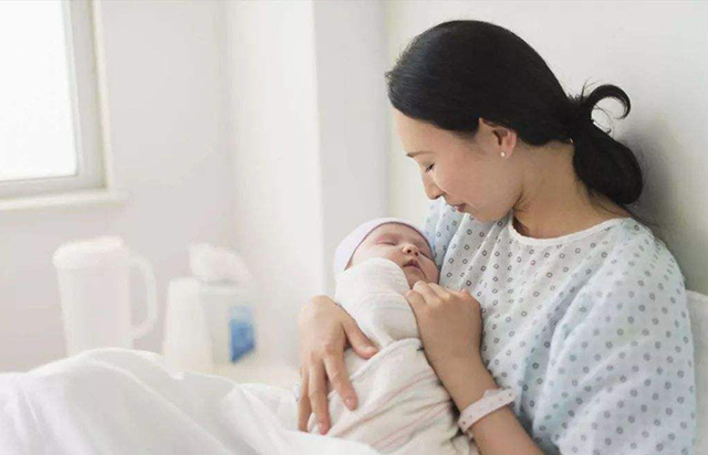 为什么宝宝出生就分泌奶水,宝宝一出生为啥就会吃奶