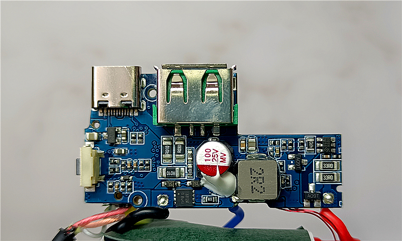 atl电芯手机电池,绿联双向快充移动电源测评