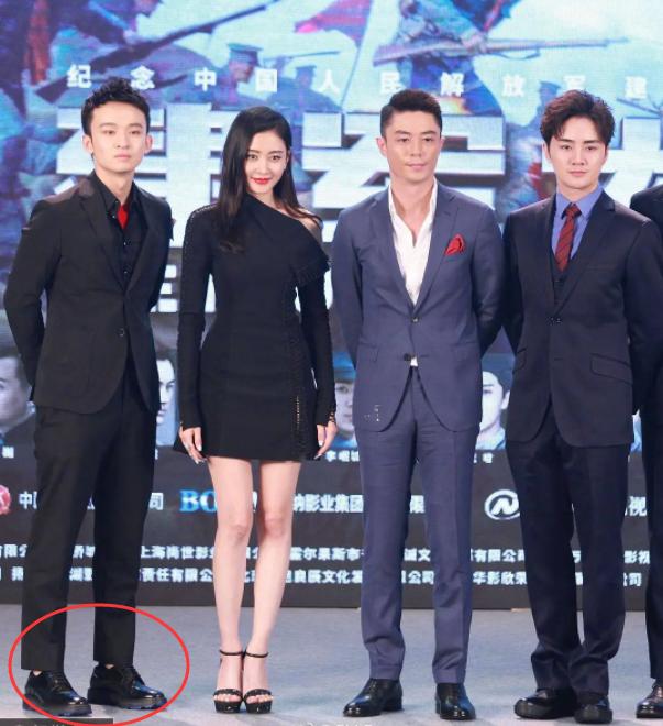 踩沙袋拍戏、穿高跟走红毯，男星个头成谜？同台现原形谁假谁尴尬