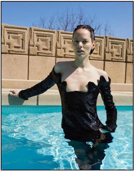 她是老佛爷最看好的模特之一,行走的YSL衣橱,穿塑料袋都那么美