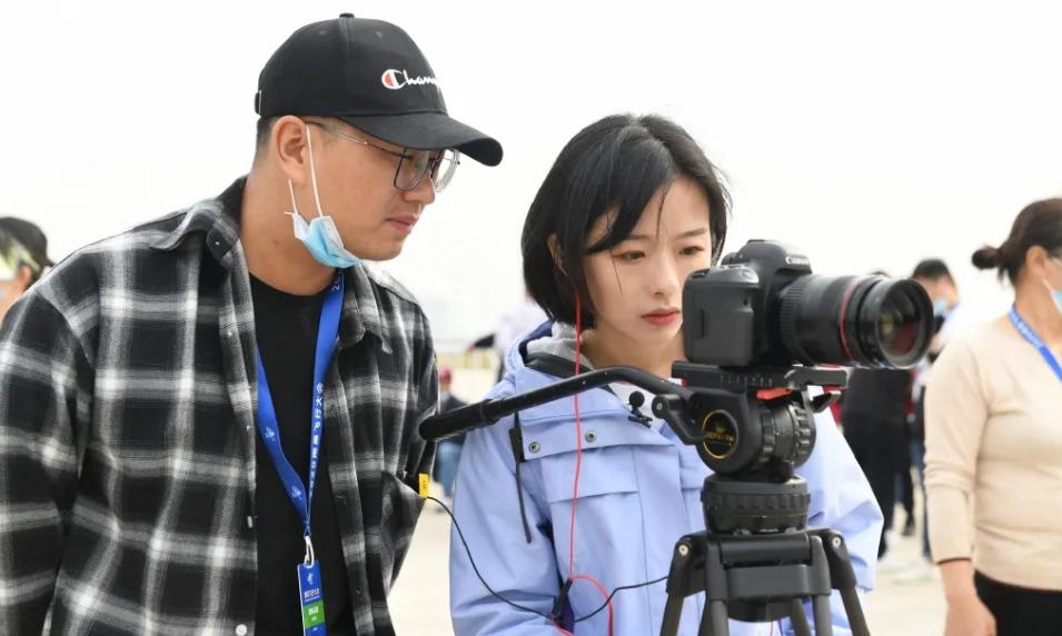 王冰冰和庄晓莹谁漂亮,央视花旦王冰冰