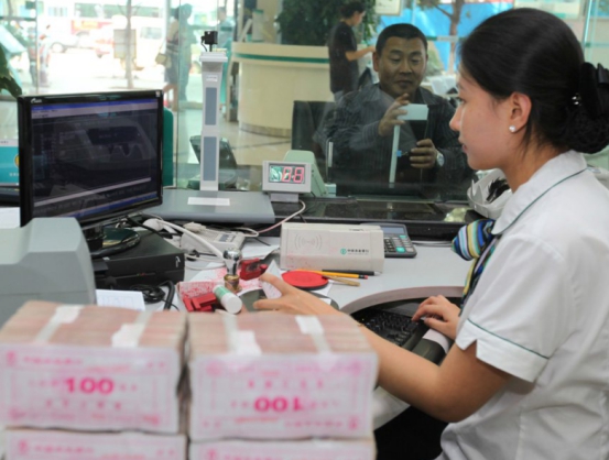 银行不小心给储户多存了钱，储户将这些钱用了，银行会怎么处理？