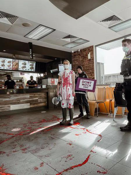 外国妹子冲进肯德基泼血怒吼：吃肉是大*杀屠**！网友们：有病？