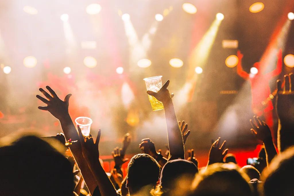 “十元小酒馆”盯上大学生，海伦司：我有酒，更想有故事