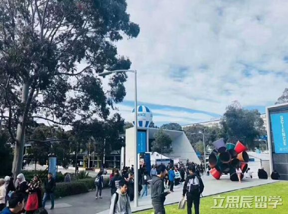 莫纳什大学学语言,莫纳什语言班学什么的