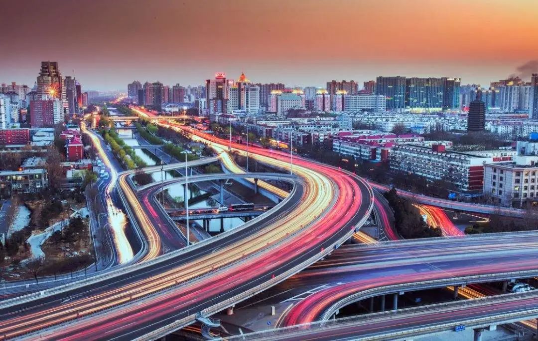 躲在与世隔绝的山里,与世隔绝的世外桃源的隐居生活