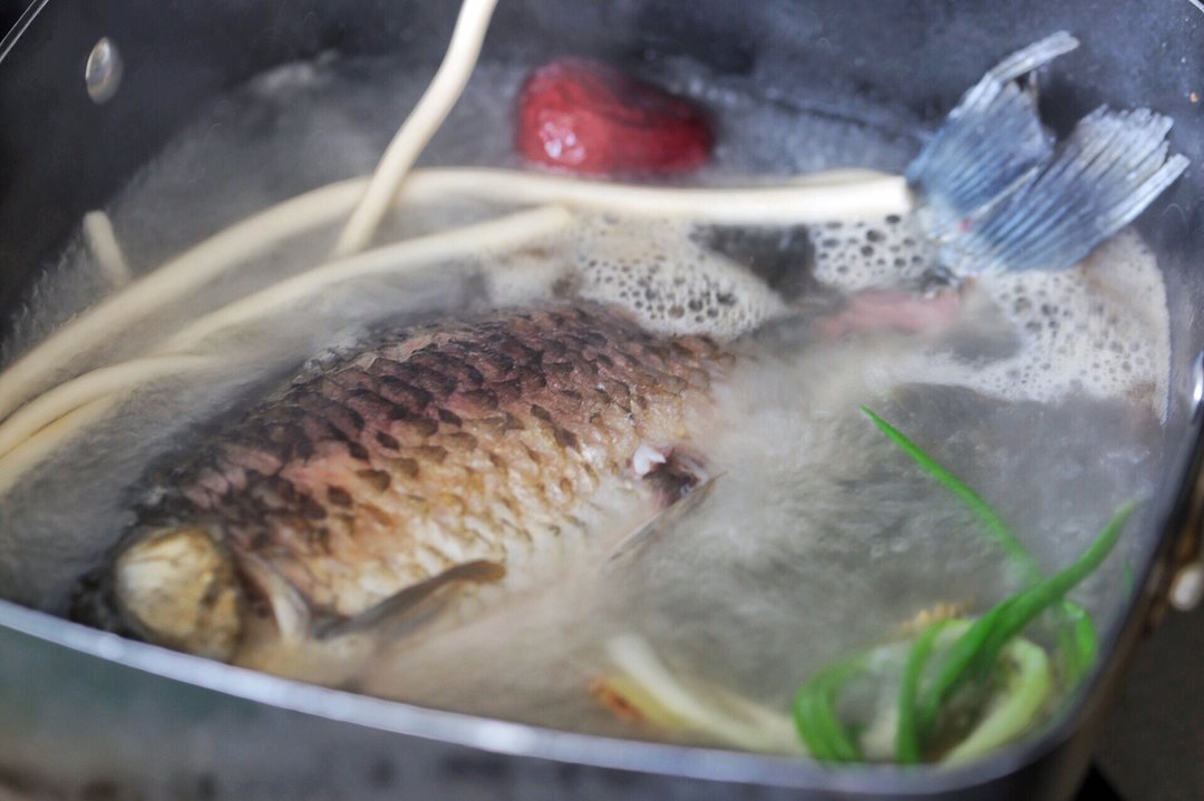 鲫鱼汤下奶药方,催奶最快的汤鲫鱼