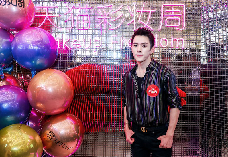 从月薪3千到年入2亿，成为胡歌邻居，他的“偶买噶”有什么魔力？