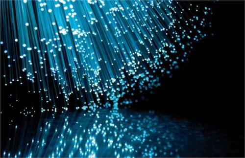 光纤怎么传输音视频信号,一根光纤可以传输几个信号